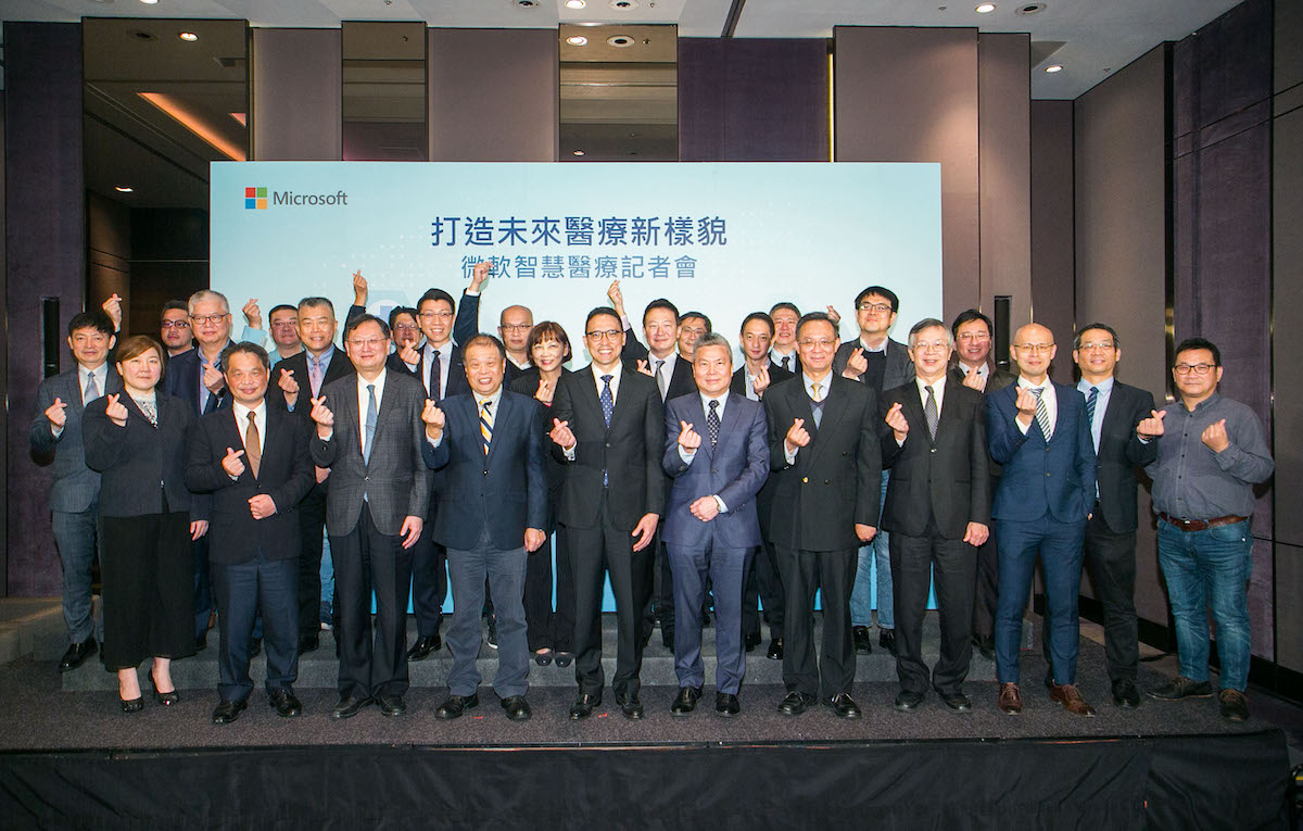 王宇晨董事長與第18屆國家新創獎獎盃 王宇晨董事長與第18屆國家新創獎獎盃