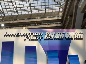 王宇晨董事長與第18屆國家新創獎獎盃 王宇晨董事長與第18屆國家新創獎獎盃